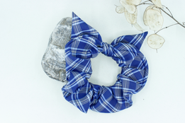 Modrá károvaná gumička scrunchie z recyklovaných kravát s mašľou thumb