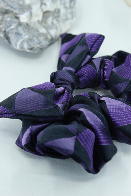 Fialovočierna gumička scrunchie z recyklovaných kravát s mašľou